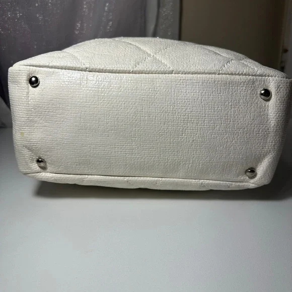 CHANEL Ivory Quilted Tote Bag - Picture 6 of 16